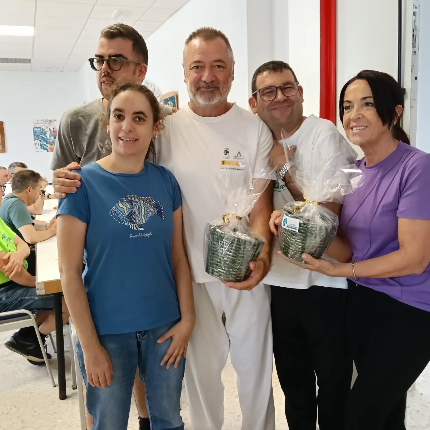 José Luis Pérez junto a personas del centro ocupacional